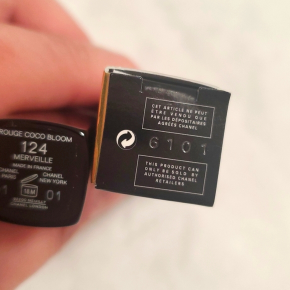 AUTH CHANEL Rouge Coco Bloom Hydrating Plumping Lip Color 124 Merveille - Picture 11 of 11